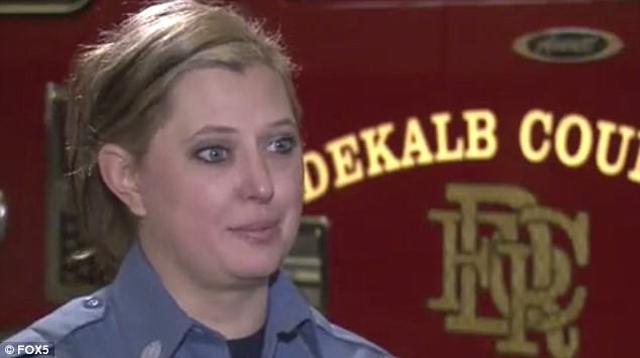 Cháy nhà, bố mẹ thả con từ tầng 3 xuống không báo trước, nữ lính cứu hỏa nhanh tay đỡ - 2