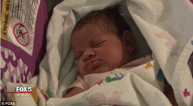 Cháy nhà, bố mẹ thả con từ tầng 3 xuống không báo trước, nữ lính cứu hỏa nhanh tay đỡ - 3