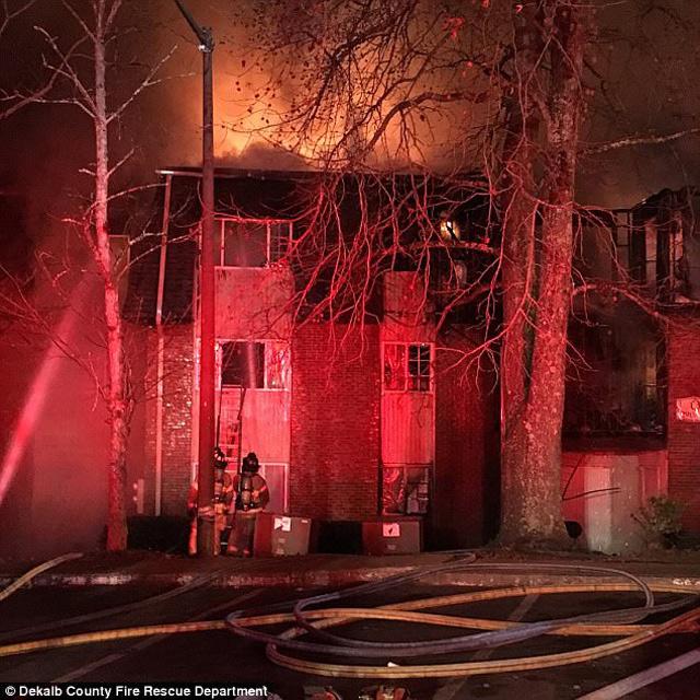 Cháy nhà, bố mẹ thả con từ tầng 3 xuống không báo trước, nữ lính cứu hỏa nhanh tay đỡ - 1