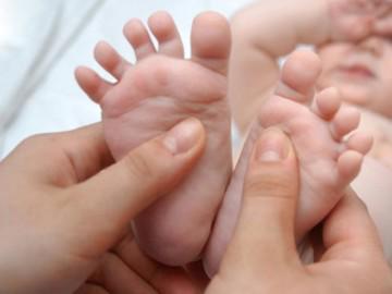 Học cách massage hạ sốt nhanh cho bé không cần dùng thuốc
