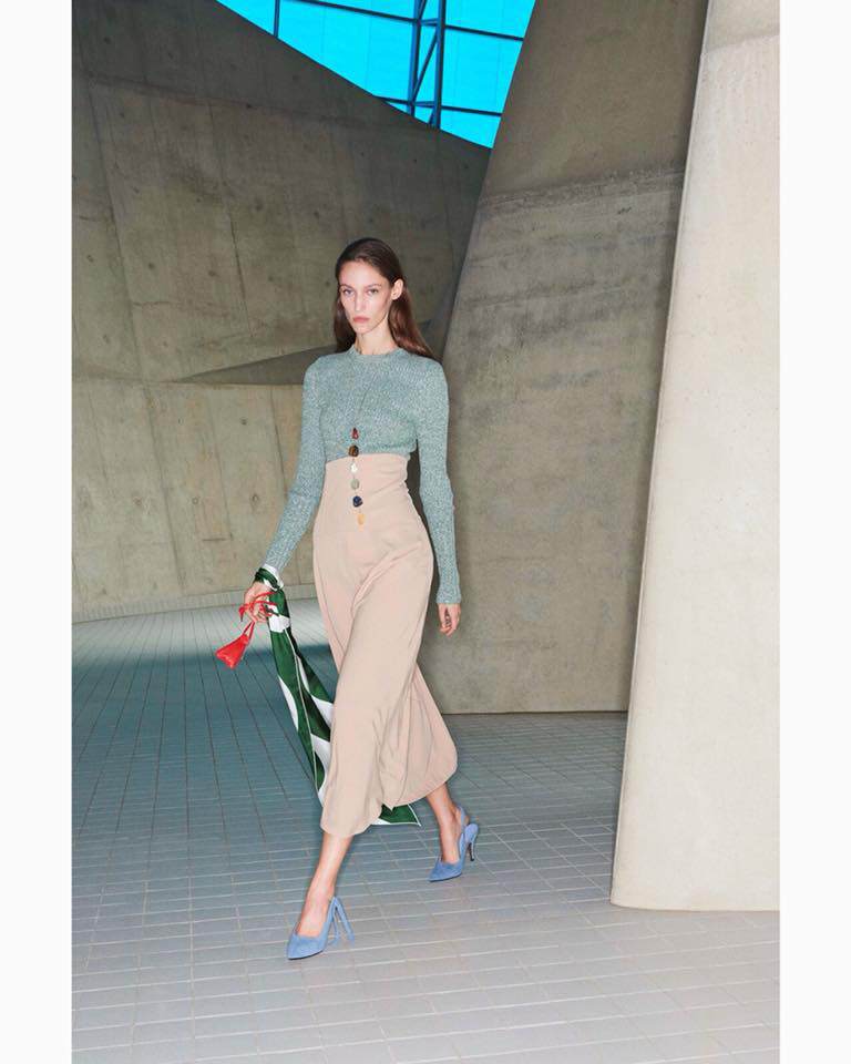 Victoria Beckham bị chỉ trích nặng nề khi dùng mẫu siêu gầy - 7
