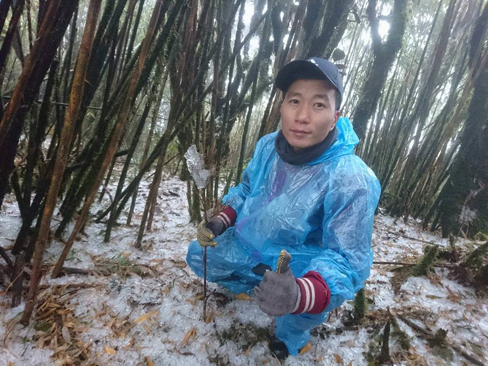 Mặc áo mưa lên xem băng xếp dày trên đỉnh Khang Su Văn - 3