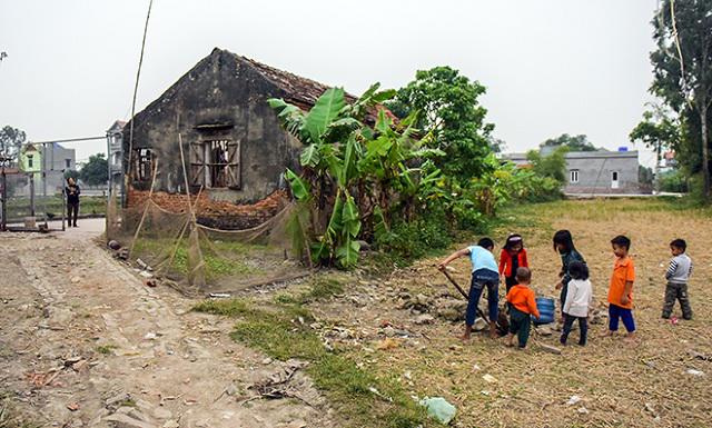 Một ngày amp;#34;xoay như chong chóngamp;#34; của ông bố một mình nuôi 8 con - 1