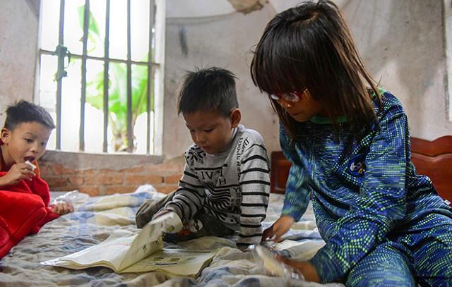 Một ngày amp;#34;xoay như chong chóngamp;#34; của ông bố một mình nuôi 8 con - 10