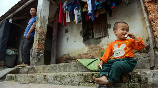 Một ngày amp;#34;xoay như chong chóngamp;#34; của ông bố một mình nuôi 8 con - 12