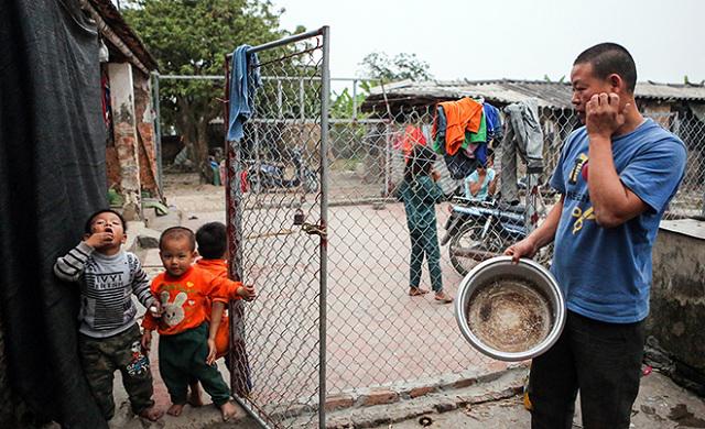 Một ngày amp;#34;xoay như chong chóngamp;#34; của ông bố một mình nuôi 8 con - 2