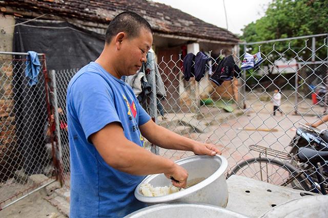 Một ngày amp;#34;xoay như chong chóngamp;#34; của ông bố một mình nuôi 8 con - 4