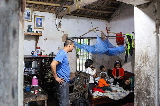 Một ngày amp;#34;xoay như chong chóngamp;#34; của ông bố một mình nuôi 8 con - 5