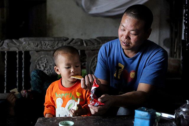 Một ngày amp;#34;xoay như chong chóngamp;#34; của ông bố một mình nuôi 8 con - 7