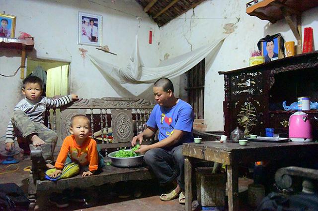 Một ngày amp;#34;xoay như chong chóngamp;#34; của ông bố một mình nuôi 8 con - 8