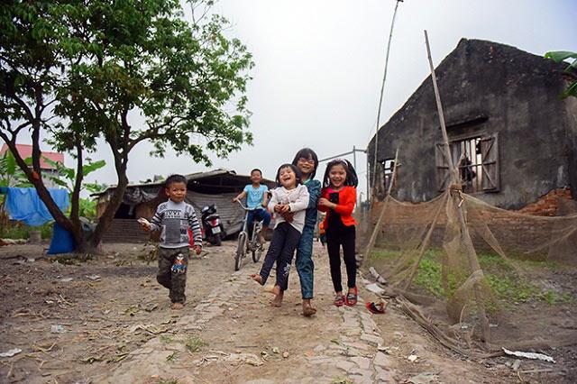 Một ngày amp;#34;xoay như chong chóngamp;#34; của ông bố một mình nuôi 8 con - 9