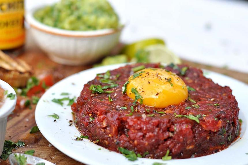 Đặc sản thịt bò sống ở Bỉ: ghê sợ nhưng tuyệt ngon! - 1