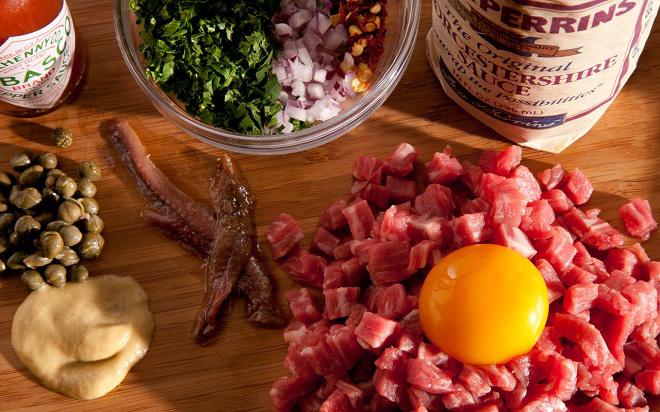 Đặc sản thịt bò sống ở Bỉ: ghê sợ nhưng tuyệt ngon! - 3