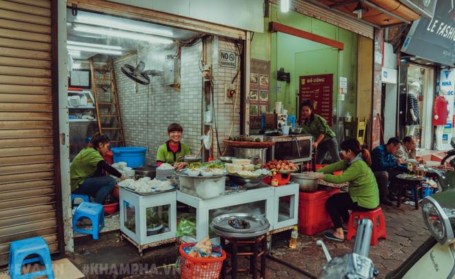 thuong thuc banh cuon co tuoi doi gan 100 nam o giua long ha noi - 2