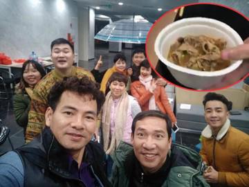 Cận cảnh bữa ăn tối đạm bạc của các nghệ sĩ sau hậu trường tập luyện Táo Quân 2018