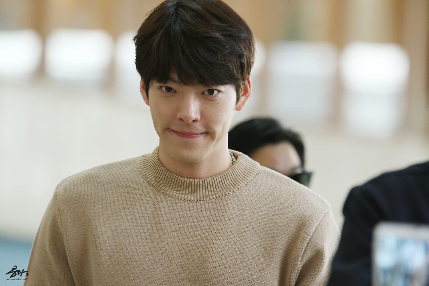 Cả thế giới cứ việc chia tay, ngoại tình, Shin Min Ah vẫn đến bệnh viện chăm Kim Woo Bin - 4