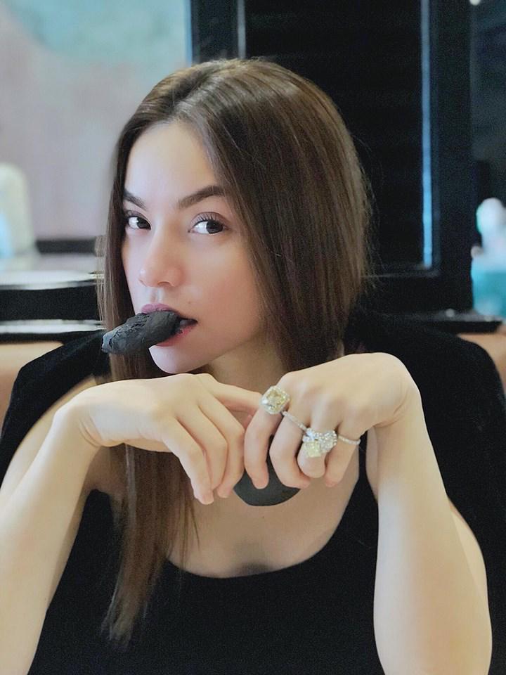 Hồ Ngọc Hà ăn bánh vẫn khoe khéo cùng lúc 4 chiếc nhẫn kim cương lấp lánh - 1
