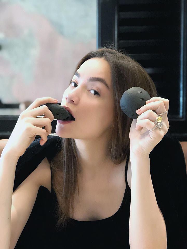 Hồ Ngọc Hà ăn bánh vẫn khoe khéo cùng lúc 4 chiếc nhẫn kim cương lấp lánh - 3