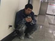 Tin tức - Lý do cảm động đằng sau người đàn ông tối nào cũng cầm điện thoại ra ga tàu điện