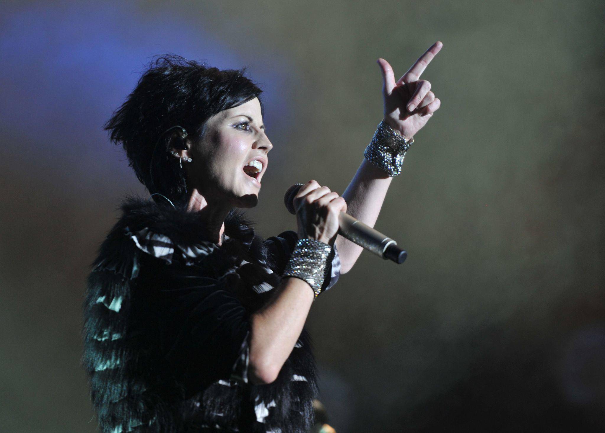 Người hâm mộ thế giới đau lòng trước tin giọng ca chính của nhóm The Cranberries đột tử - 2