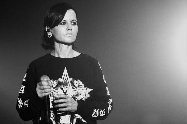 Người hâm mộ thế giới đau lòng trước tin giọng ca chính của nhóm The Cranberries đột tử - 1
