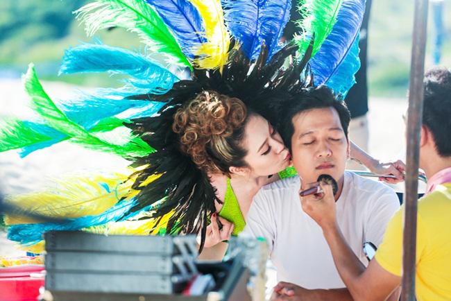 Thanh Thúy diện bikini amp;#34;táo bạoamp;#34; đầy lông vũ khiến Trường Giang đòi... uống thuốc an thần - 4