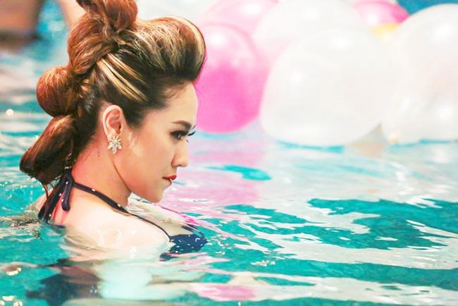 Thanh Thúy diện bikini amp;#34;táo bạoamp;#34; đầy lông vũ khiến Trường Giang đòi... uống thuốc an thần - 6