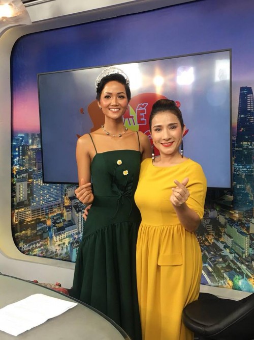 Tân Hoa hậu Hamp;#39;Hen Niê bị MC Cát Tường amp;#34;than thởamp;#34; chuyện đến trễ giờ quay hình - 2