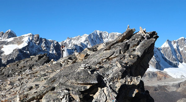Cặp đôi khiến thế giới ngưỡng mộ bởi cùng leo lên đỉnh Everest làm đám cưới - 2