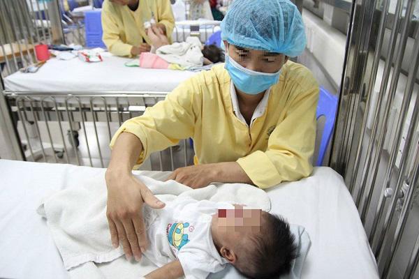 Hà Nội: Bệnh cúm mùa hoành hành, hàng trăm bệnh nhi phải nhập viện điều trị - 1