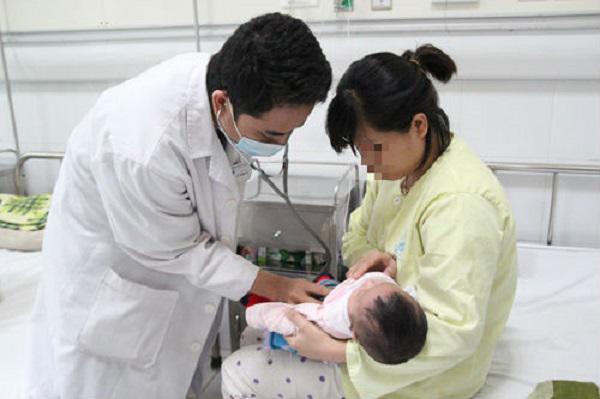 Hà Nội: Bệnh cúm mùa hoành hành, hàng trăm bệnh nhi phải nhập viện điều trị - 2