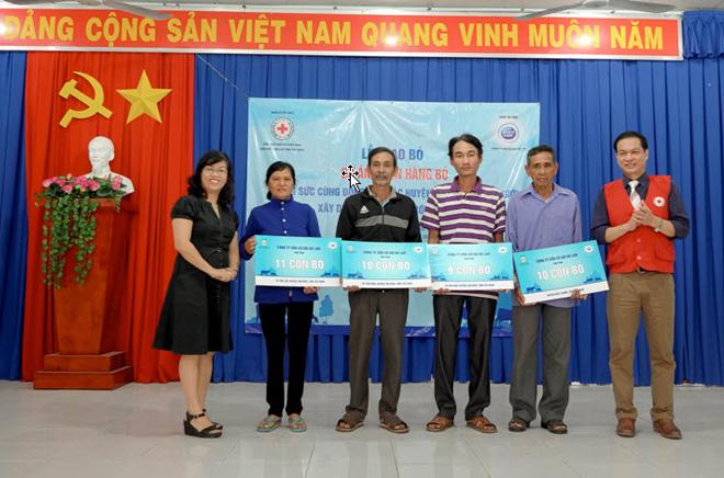Cô gái Hà Lan trao tặng 40 con bò cho nông dân nghèo tỉnh Tây Ninh - 1