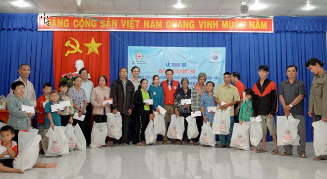 Cô gái Hà Lan trao tặng 40 con bò cho nông dân nghèo tỉnh Tây Ninh - 3
