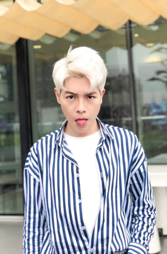 Không kịp học thuộc, Đức Phúc mang cả bàn tay chép đầy lời bài hát lên sân khấu - 2