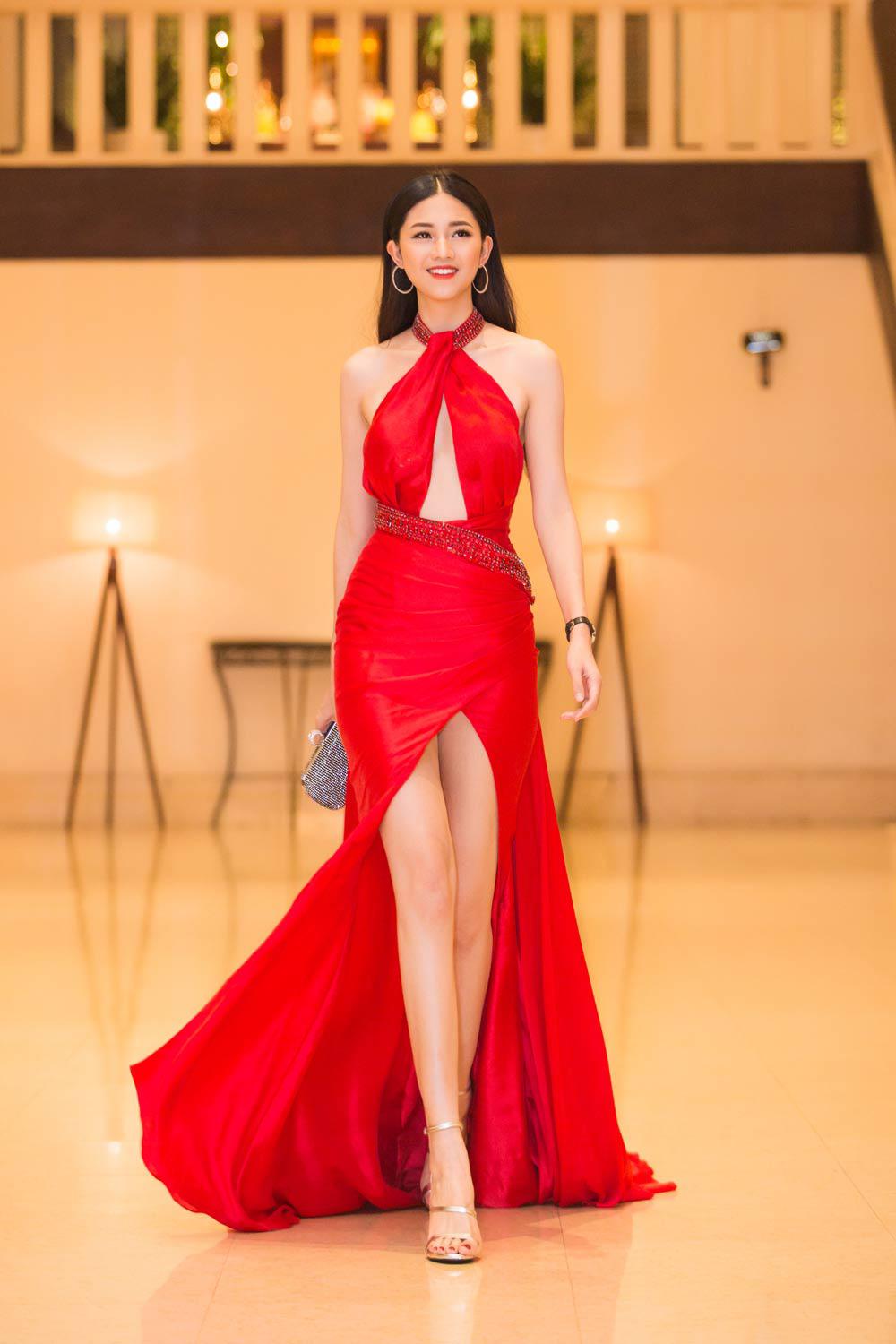 Hoa hậu Đỗ Mỹ Linh đọ dáng nóng bỏng với Kỳ Duyên trên thảm đỏ đình đám - 6