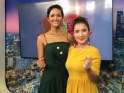 Làng sao - Tân Hoa hậu H'Hen Niê bị MC Cát Tường "than thở" chuyện đến trễ giờ quay hình