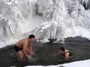 Tin tức - Bất chấp thời tiết -62 độ ở nơi lạnh nhất thế giới, những người này vẫn cởi trần tắm suối