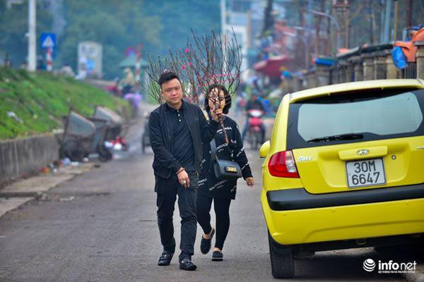 Ảnh: Đào Nhật Tân khoe sắc xuống phố đón Tết sớm - 12