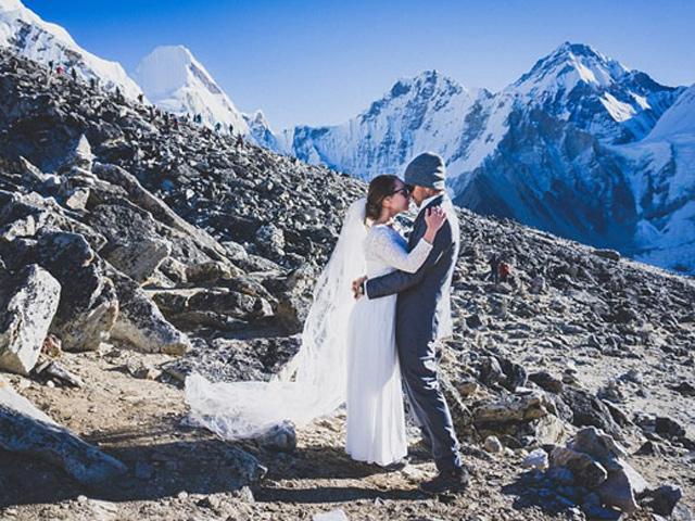 Cặp đôi khiến thế giới ngưỡng mộ bởi cùng leo lên đỉnh Everest làm đám cưới - 1