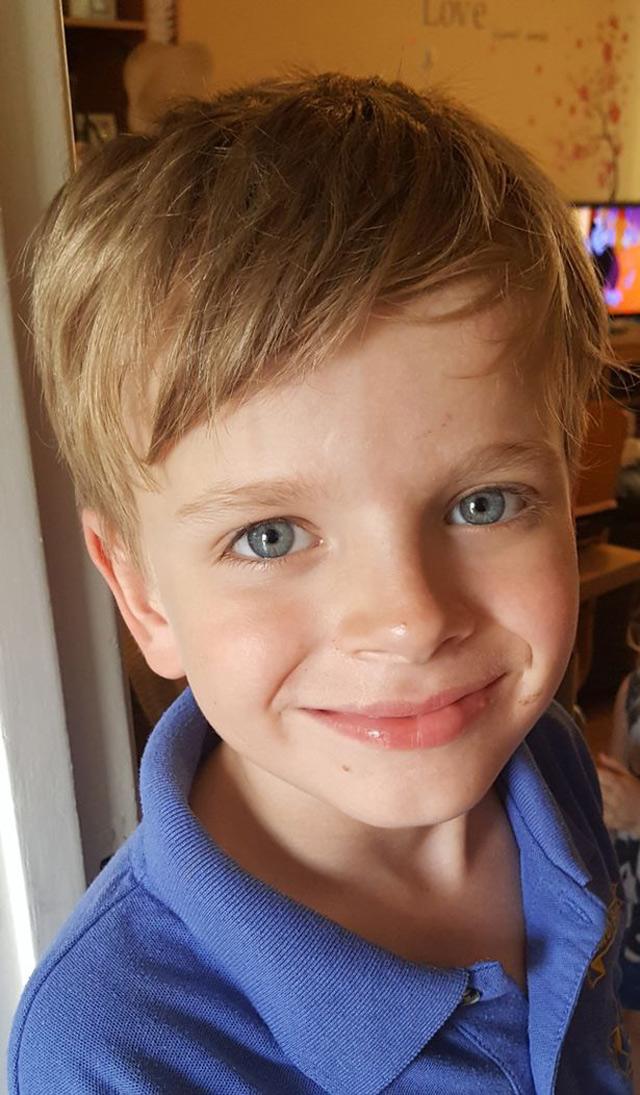 Chiếu đèn lên tường, mẹ hoảng hốt phát hiện những dòng chữ kinh dị do con trai viết - 2