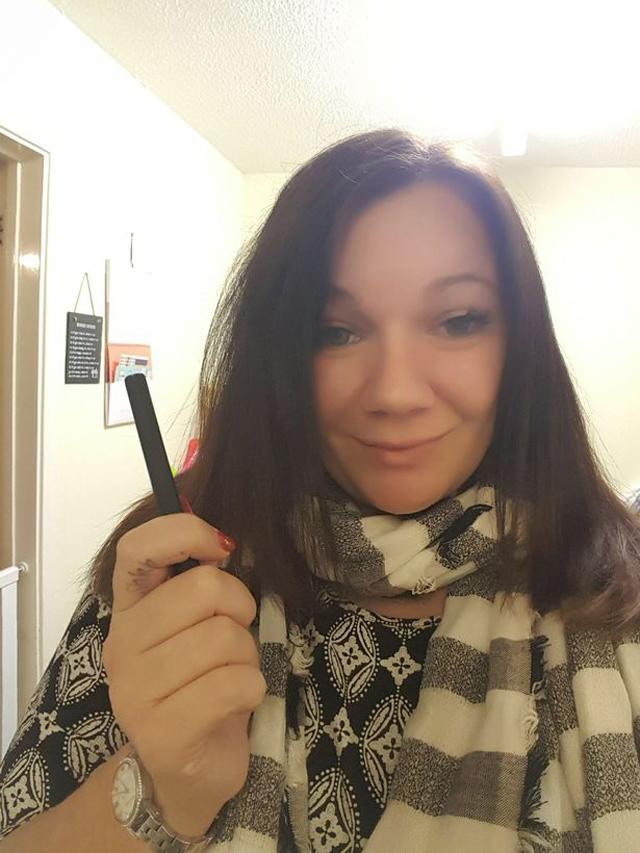 Chiếu đèn lên tường, mẹ hoảng hốt phát hiện những dòng chữ kinh dị do con trai viết - 1