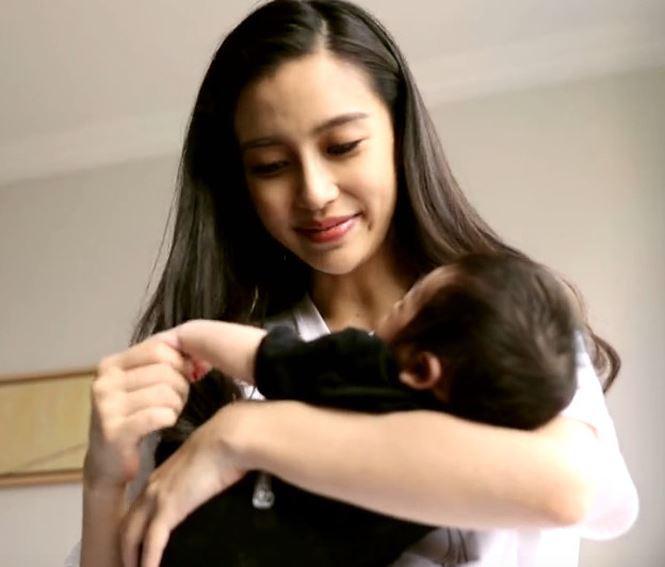Lần đầu tiên Angelababy khoe cận mặt con trai cưng nhưng vẫn giấu khéo - 2
