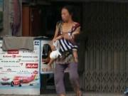 Tin tức - Cận cảnh mẹ ẵm con ăn xin, hít ma túy ở khu phố Tây