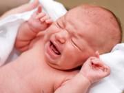 Làm mẹ - Cách xử lý nhanh tại nhà khi trẻ sơ sinh bị ọc sữa lên mũi