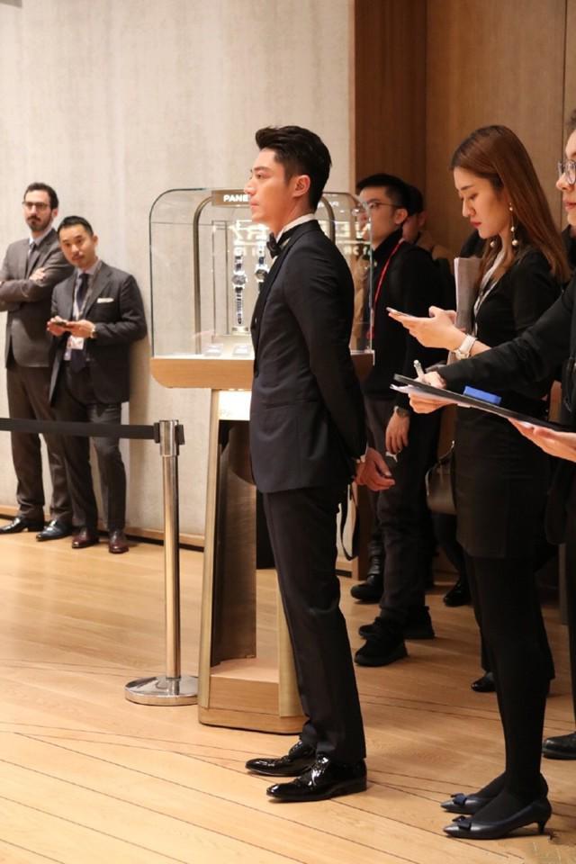 Mới ở nhà chăm con vài tháng, Hoắc Kiến Hoa đã tăng cân đến mức lộ ngấn bụng - 4