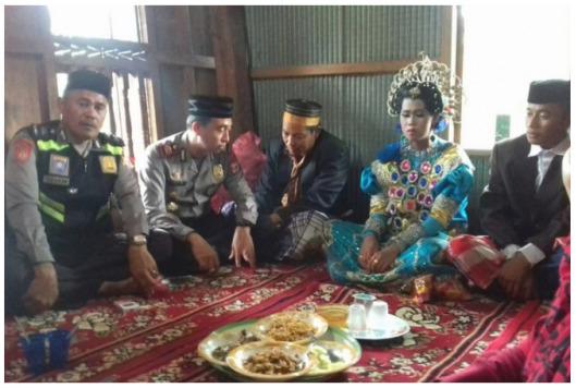 Chẳng làm gì nhưng cặp đôi vẫn bị ép cưới vì dân làng thấy ở cùng nhau trong vườn cây - 1