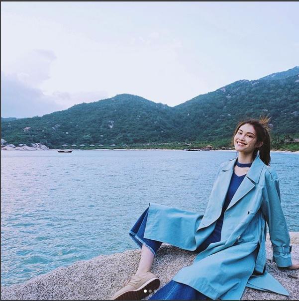 Chân dài Victoriaamp;#39;s Secret âm thầm lặng lẽ khoe street style tại Nha Trang - 1