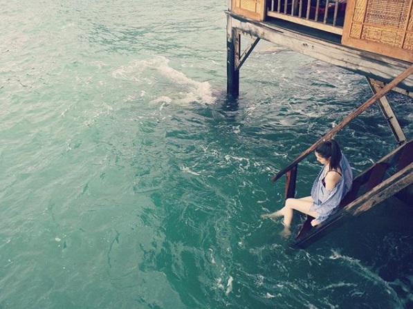 Chân dài Victoriaamp;#39;s Secret âm thầm lặng lẽ khoe street style tại Nha Trang - 9