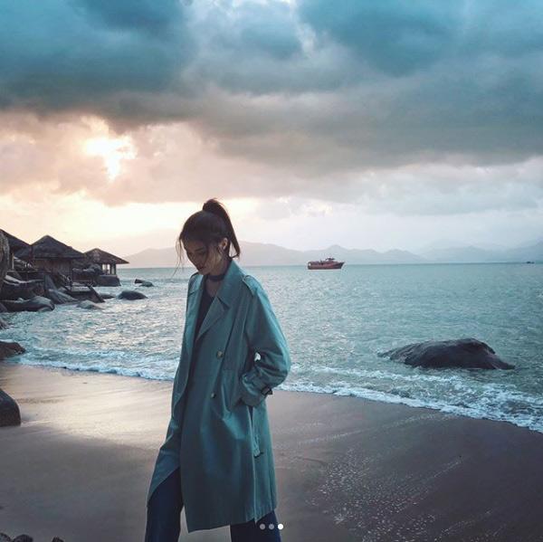 Chân dài Victoriaamp;#39;s Secret âm thầm lặng lẽ khoe street style tại Nha Trang - 2