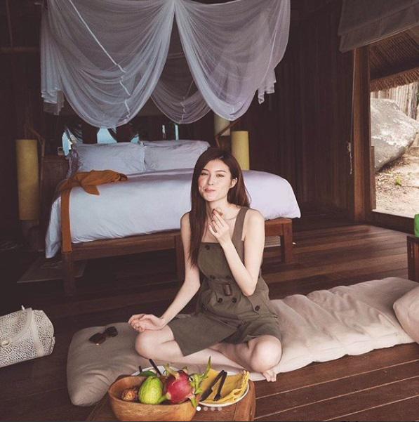 Chân dài Victoriaamp;#39;s Secret âm thầm lặng lẽ khoe street style tại Nha Trang - 4